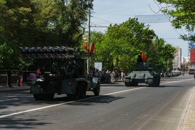 Rostov-on-Don / Rusya - Mayıs 2018: geçit töreni gerçek askeri teçhizat ve asker zafer onuruna şehrin sokaklarında