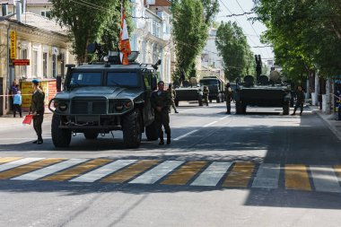 Rostov-on-Don / Rusya - Mayıs 2018: geçit töreni gerçek askeri teçhizat ve asker zafer onuruna şehrin sokaklarında