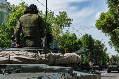 Rostov-on-Don / Rusya - Mayıs 2018: geçit töreni gerçek askeri teçhizat ve asker zafer onuruna şehrin sokaklarında