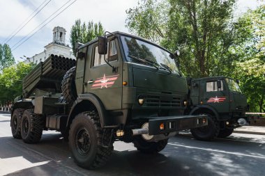 Rostov-on-Don / Rusya - Mayıs 2018: geçit töreni gerçek askeri teçhizat ve asker zafer onuruna şehrin sokaklarında