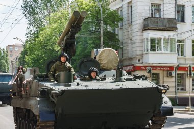 Rostov-on-Don / Rusya - Mayıs 2018: geçit töreni gerçek askeri teçhizat ve asker zafer onuruna şehrin sokaklarında