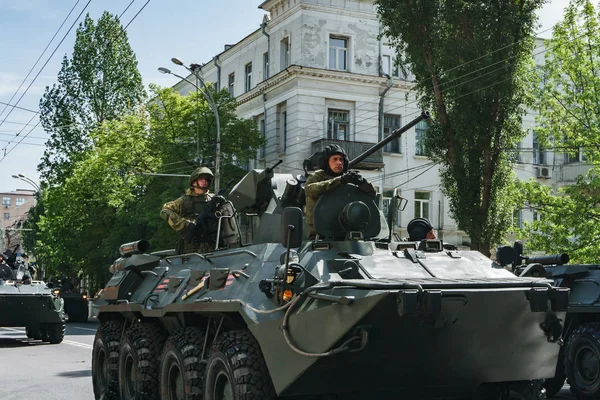 Rostov na Donu / Rusko - květen 2018: přehlídka skutečné vojenské techniky a vojáků v ulicích města na počest vítězství — Stock fotografie