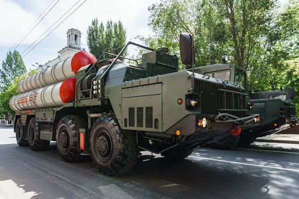 Rostov na Donu / Rusko - květen 2018: přehlídka skutečné vojenské techniky a vojáků v ulicích města na počest vítězství — Stock fotografie