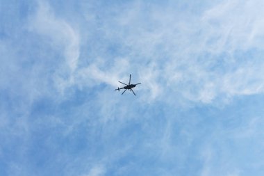 Rostov-on-Don / Rusya - Mayıs 2018: mavi gökyüzünde Rus savaş uçakları: Kargo uçakları, helikopterler, savaşçılar, bombardıman uçtu kentin zafer geçidi onuruna