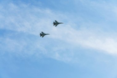 Rostov-on-Don / Rusya - Mayıs 2018: mavi gökyüzünde Rus savaş uçakları: Kargo uçakları, helikopterler, savaşçılar, bombardıman uçtu kentin zafer geçidi onuruna