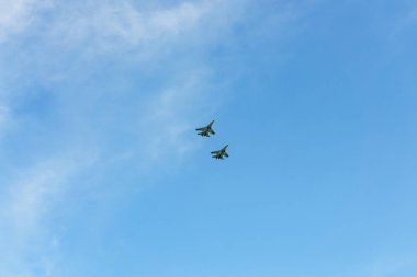Rostov-on-Don / Rusya - Mayıs 2018: mavi gökyüzünde Rus savaş uçakları: Kargo uçakları, helikopterler, savaşçılar, bombardıman uçtu kentin zafer geçidi onuruna