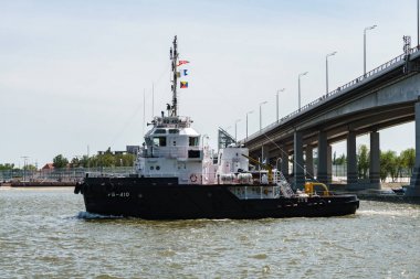 Rostov-on-Don / Rusya - Mayıs 2018: savaş gemileri şehir geçit töreni siyah ve Hazar deniz yeni stadyum Rostov Arena önünde Don Nehri üzerinde tarihinin ilk