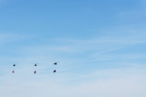 Rostov-on-Don / Rússia - Maio 2018: No céu azul aviões de combate russos: aviões de carga, helicópteros, caças, bombardeiros voaram na cidade em honra do desfile da vitória — Fotografia de Stock