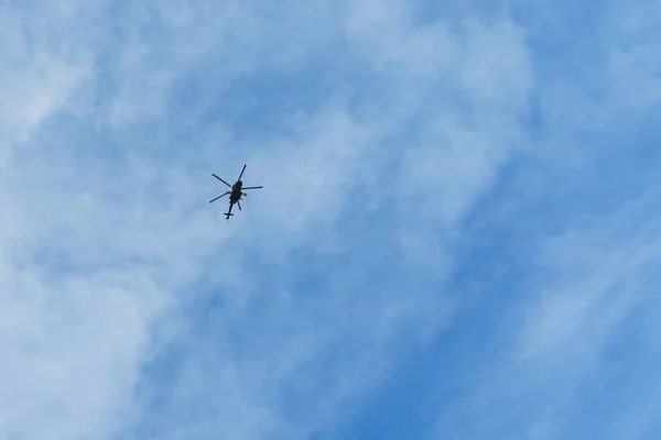 Rostov-on-Don / Rússia - Maio 2018: No céu azul aviões de combate russos: aviões de carga, helicópteros, caças, bombardeiros voaram na cidade em honra do desfile da vitória — Fotografia de Stock