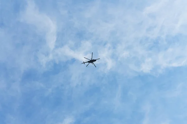 Rostov-on-Don / Rússia - Maio 2018: No céu azul aviões de combate russos: aviões de carga, helicópteros, caças, bombardeiros voaram na cidade em honra do desfile da vitória — Fotografia de Stock