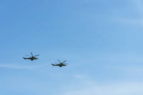 Rostov-on-Don / Rússia - Maio 2018: No céu azul aviões de combate russos: aviões de carga, helicópteros, caças, bombardeiros voaram na cidade em honra do desfile da vitória — Fotografia de Stock