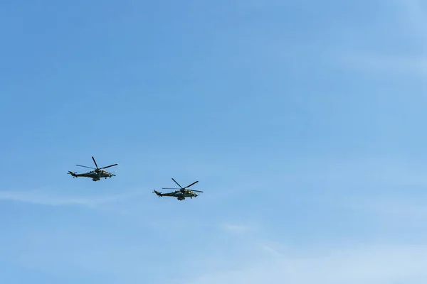Rostov-on-Don / Rusya - Mayıs 2018: mavi gökyüzünde Rus savaş uçakları: Kargo uçakları, helikopterler, savaşçılar, bombardıman uçtu kentin zafer geçidi onuruna