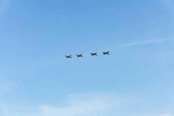 Rostov-sur-le-Don / Russie - Mai 2018 : Dans le ciel bleu avions de combat russes : avions cargo, hélicoptères, chasseurs, bombardiers ont volé dans la ville en l'honneur de la parade de la victoire — Photo