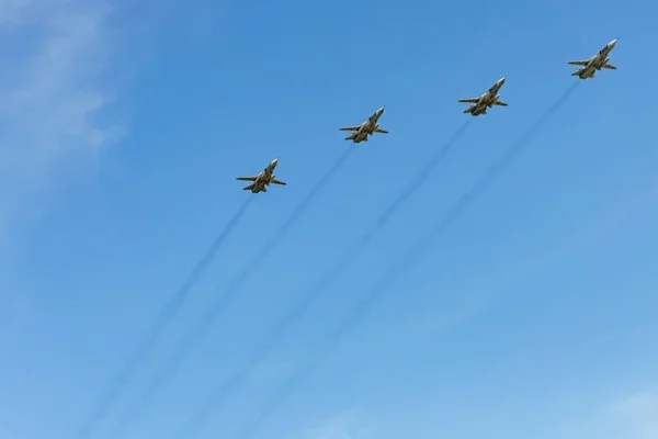 Rostov-on-don / russland - Mai 2018: bei blauem Himmel russische Kampfflugzeuge: Frachtflugzeuge, Hubschrauber, Jagdflugzeuge, Bomber flogen in der Stadt zu Ehren der Siegesparade — Stockfoto