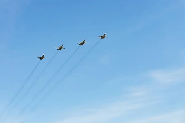 Rostov-sur-le-Don / Russie - Mai 2018 : Dans le ciel bleu avions de combat russes : avions cargo, hélicoptères, chasseurs, bombardiers ont volé dans la ville en l'honneur de la parade de la victoire — Photo