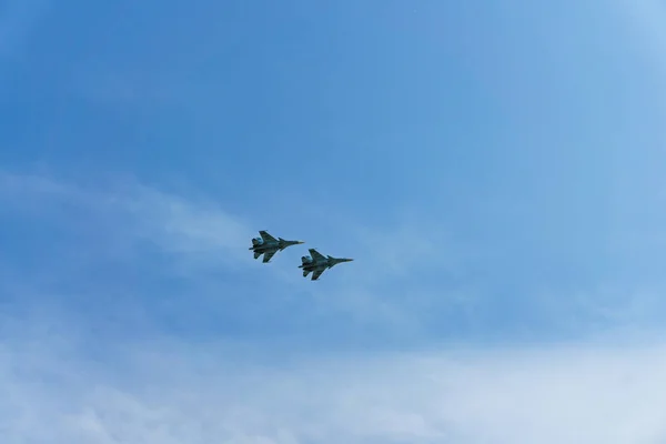 Rostov-on-Don / Rússia - Maio 2018: No céu azul aviões de combate russos: aviões de carga, helicópteros, caças, bombardeiros voaram na cidade em honra do desfile da vitória — Fotografia de Stock