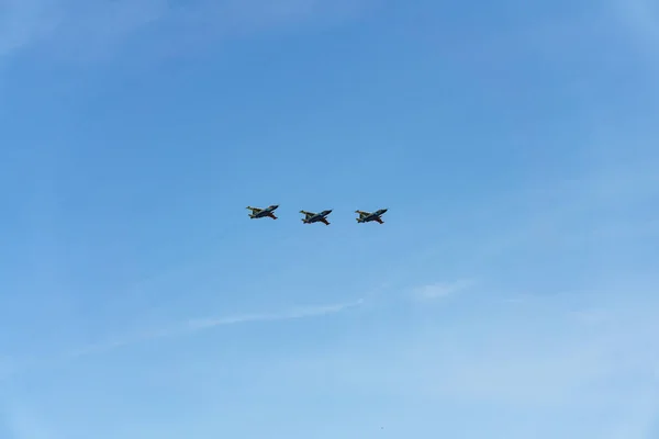 Rostov-on-don / russland - Mai 2018: bei blauem Himmel russische Kampfflugzeuge: Frachtflugzeuge, Hubschrauber, Jagdflugzeuge, Bomber flogen in der Stadt zu Ehren der Siegesparade — Stockfoto