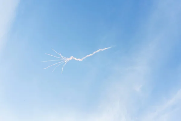 Rostov-on-Don / Rússia - Maio 2018: No céu azul aviões de combate russos: aviões de carga, helicópteros, caças, bombardeiros voaram na cidade em honra do desfile da vitória — Fotografia de Stock