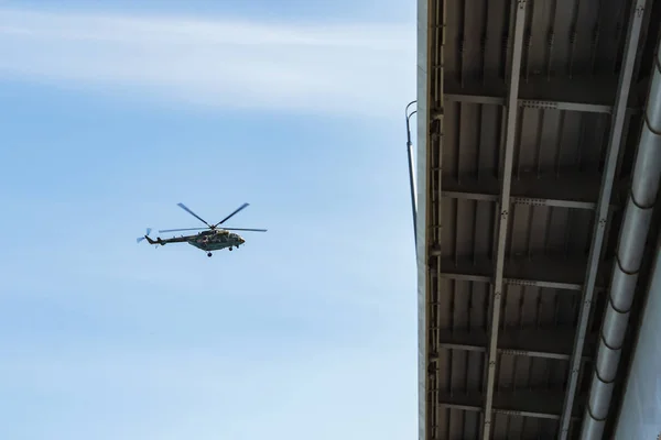 Rostov-on-Don / Rusia - Mayo 2018: En el cielo azul Aviones de combate rusos: aviones de carga, helicópteros, cazas, bombarderos volaron en la ciudad en honor al desfile de la victoria —  Fotos de Stock