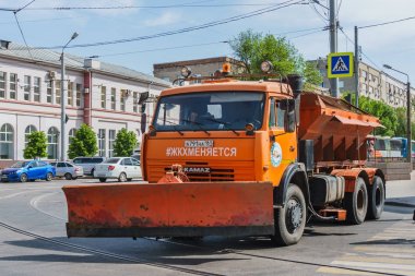 Rostov-on-Don / Rusya - Mayıs 2018: büyük ve ağır kamyon temizleyiciler turuncu yol hizmet engelleme yolun ne zaman bir şehir tatil için güven tutmak