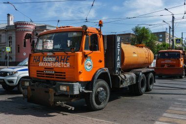 Rostov-on-Don / Rusya - Mayıs 2018: büyük ve ağır kamyon temizleyiciler turuncu yol hizmet engelleme yolun ne zaman bir şehir tatil için güven tutmak