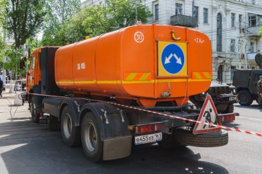 Rostov-on-Don / Rusya - Mayıs 2018: büyük ve ağır kamyon temizleyiciler turuncu yol hizmet engelleme yolun ne zaman bir şehir tatil için güven tutmak