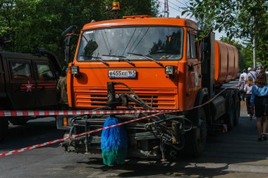 Rostov-on-Don / Rusya - Mayıs 2018: büyük ve ağır kamyon temizleyiciler turuncu yol hizmet engelleme yolun ne zaman bir şehir tatil için güven tutmak