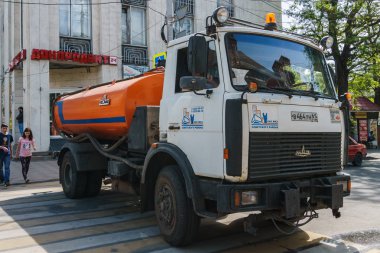 Rostov-on-Don / Rusya - Mayıs 2018: büyük ve ağır kamyon temizleyiciler turuncu yol hizmet engelleme yolun ne zaman bir şehir tatil için güven tutmak