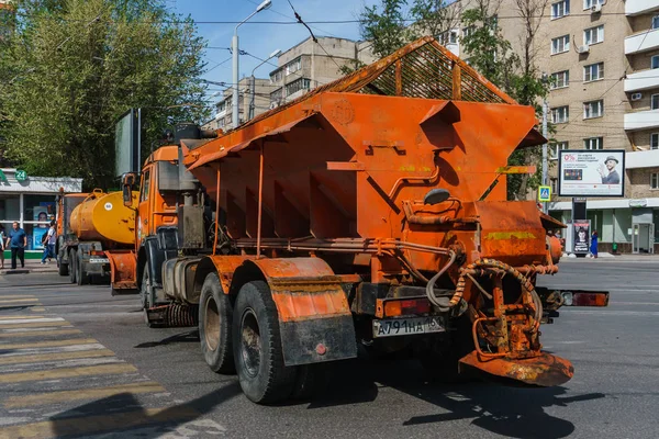 Ростов-на-Дону / Россия - Май 2018 года: Большие и тяжелые грузовики очистители дорожного сервиса в оранжевом блоке дороги при проведении городского праздника в целях безопасности — стоковое фото