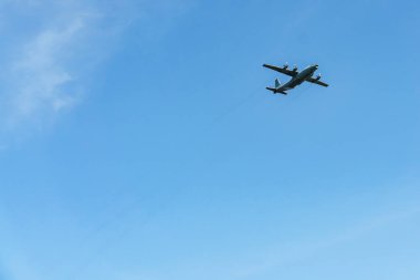 Masmavi bir gökyüzü, vida motoru ile küçük bir uçak