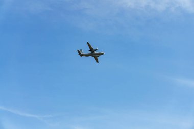 Masmavi bir gökyüzü, vida motoru ile küçük bir uçak