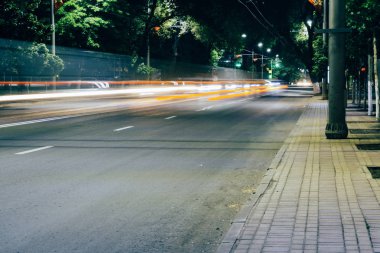 Gece şehir manzarası. Araba farlar, ışıklar, Dim sokak bulanık izleri