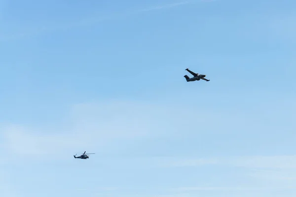 Em um céu azul claro, um pequeno avião com motor de parafuso — Fotografia de Stock