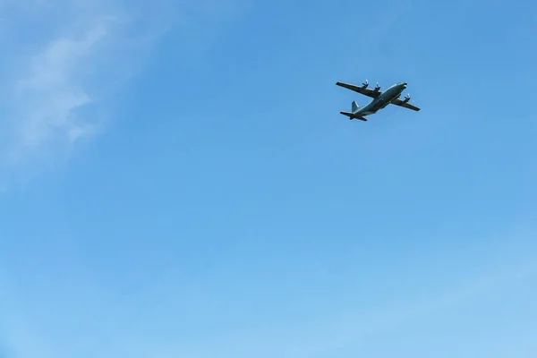 Em um céu azul claro, um pequeno avião com motor de parafuso — Fotografia de Stock