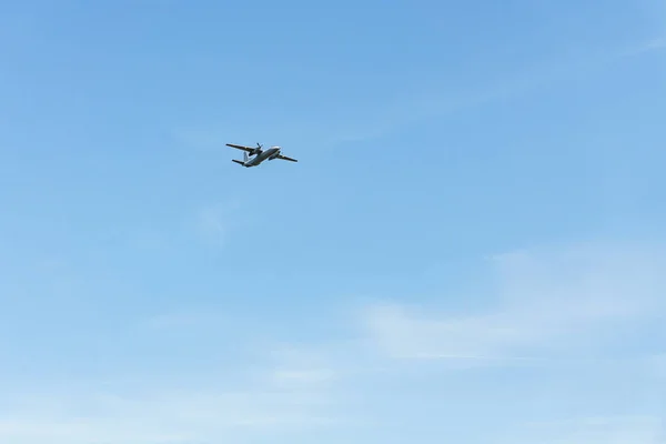 Dans un ciel bleu clair, un petit avion avec moteur à vis — Photo