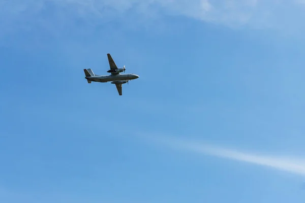 Bei klarem blauem Himmel, ein kleines Flugzeug mit Schraubmotor — Stockfoto