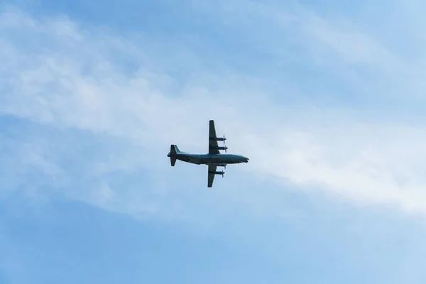 Em um céu azul claro, um pequeno avião com motor de parafuso — Fotografia de Stock