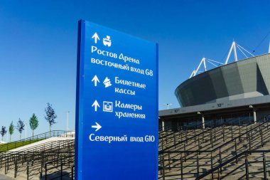 Rostov-on-Don / Rusya - Mayıs 2018: yabancı turistler ve futbol taraftarları için tabelaları yüksek kutup iki dilde yeni Rostov Arena stadyumu yönü göster