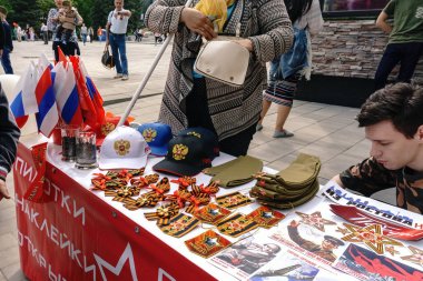 Rostov-on-Don / Rusya - 9 Mayıs 2018: sokak satıcıları tablolarda sokağın ortasında satmak Hatıra Eşyası, kırmızı bayraklar, St. George şeritler ve Zafer Bayramı tatil onuruna askeri sembolizm
