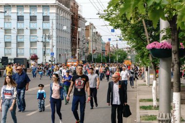 Rostov-on-Don / Rusya - 9 Mayıs 2018: Bayraklar ve askeri üniformalı insanlar kutlamak büyük tatil 9 Mayıs zafer günü kapalı yollar yürüyüş şehrin merkezi sokaklar boyunca