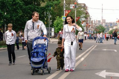 Rostov-on-Don / Rusya - 9 Mayıs 2018: Bayraklar ve askeri üniformalı insanlar kutlamak büyük tatil 9 Mayıs zafer günü kapalı yollar yürüyüş şehrin merkezi sokaklar boyunca