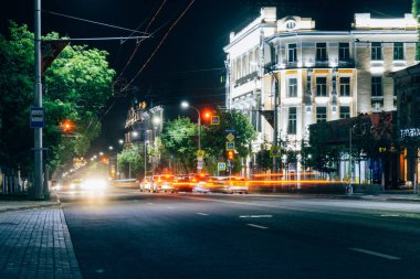 Rostov-on-Don / Rusya - Mayıs 2018: Rostov-on-Don sokaklarında arabalar, yüksek fenerler ve reklam mağazaları 2018 Dünya Kupası beklentisiyle farlar ışığında geceleri