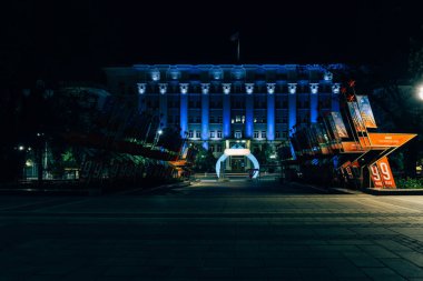 Rostov-on-Don / Rusya - Mayıs 2018: Rostov Arena stadyumu için yol ve Dünya Kupası 2018 şehir merkezi sokaklarında sembollerin tabelaları