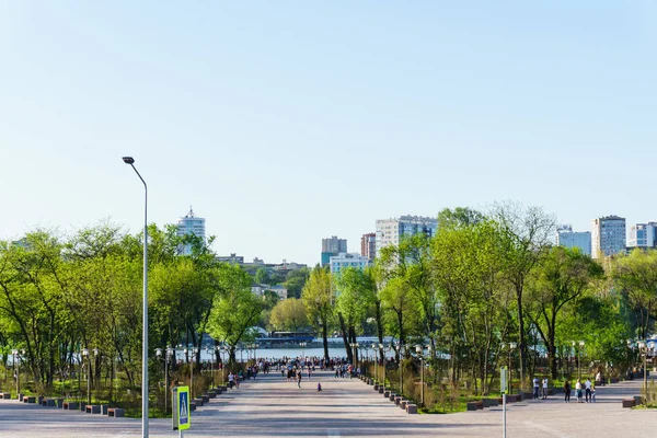 Rostov-on-Don / Rússia - Maio 2018: O novo aterro e parque na margem esquerda do rio Don, perto do moderno estádio Rostov Arena, estão prontos para os turistas na Copa do Mundo 2018 — Fotografia de Stock