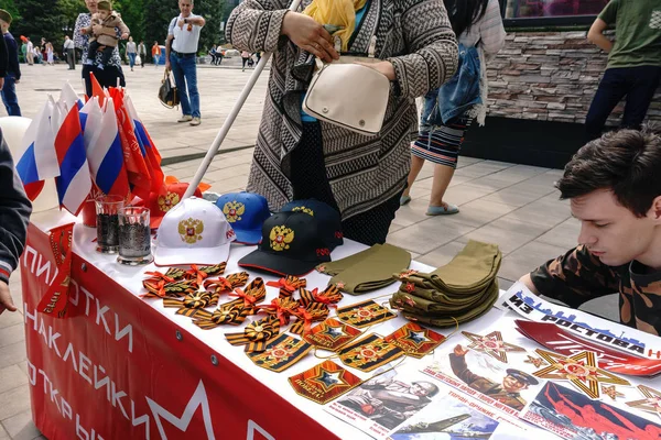 Rostov-on-Don / Rusya - 9 Mayıs 2018: sokak satıcıları tablolarda sokağın ortasında satmak Hatıra Eşyası, kırmızı bayraklar, St. George şeritler ve Zafer Bayramı tatil onuruna askeri sembolizm