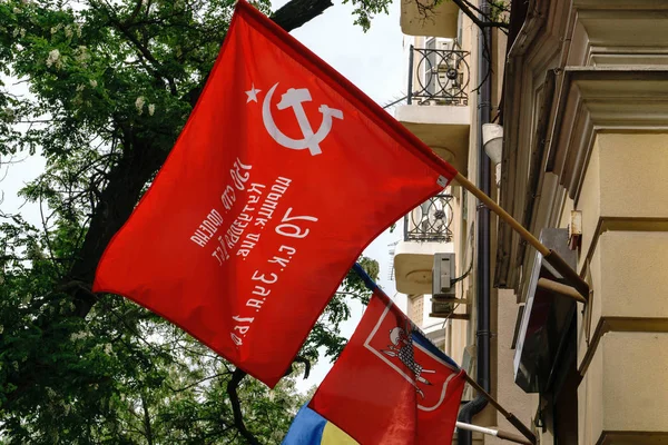 Rostov-on-Don / Rusya - 9 Mayıs 2018: Bayraklar ve askeri üniformalı insanlar kutlamak büyük tatil 9 Mayıs zafer günü kapalı yollar yürüyüş şehrin merkezi sokaklar boyunca