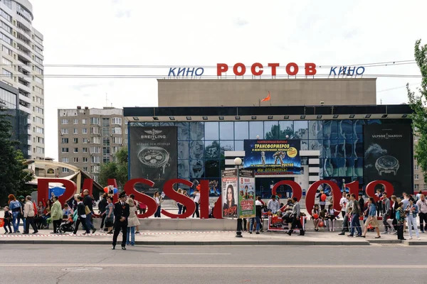 Rostov-on-Don / Rusia - 9 de mayo de 2018: Hermosas y grandes joyas decorativas en las calles de Rostov en honor al evento principal de la Copa Mundial de la FIFA 2018 en Rusia — Foto de Stock