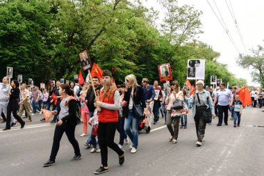 Rostov-on-Don / Rusya - 9 Mayıs 2018: bin-in insanlar ölümsüz alayın alayı ile Gaziler merkezi cadde boyunca yürüyüş İkinci Dünya Savaşı katılımcıların portreleri bölümü aldı