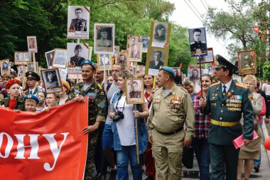 Rostov-on-Don / Rusya - 9 Mayıs 2018: bin-in insanlar ölümsüz alayın alayı ile Gaziler merkezi cadde boyunca yürüyüş İkinci Dünya Savaşı katılımcıların portreleri bölümü aldı