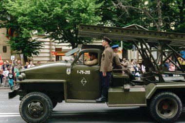 Rostov-on-Don / Rusya - 9 Mayıs 2018: Zafer Bayramı tatil onuruna askeri üniformalı insanlarla şehir merkezi sokaklarında ikinci dünya savaşında savaşan araba geçti